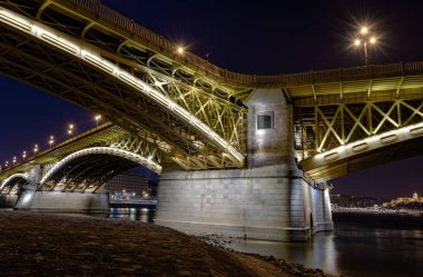 Gece Budapeşte, Tuna Nehri üzerindeki Margit Köprüsü, Sudaki gece ışıklarının yansıması