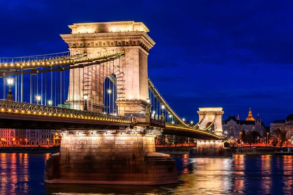 Twilight Budapest Kedjebron Över Donau Reflektion Nattljus Vattnet — Stockfoto