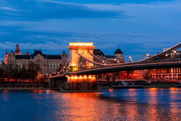Crepúsculo Budapest Puente Las Cadenas Sobre Danubio Reflejo Las Luces —  Fotos de Stock