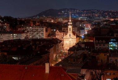 Macaristan, Budapeşte 'de akşam alacakaranlığı, arka planda kilise şehir ışıkları, manzara