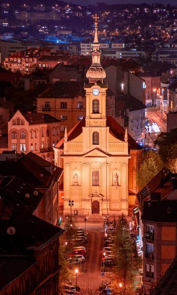 Ungern Kvällsskymning Budapest Kyrka Mot Bakgrund Nattstadsljus Stadsbild — Stockfoto