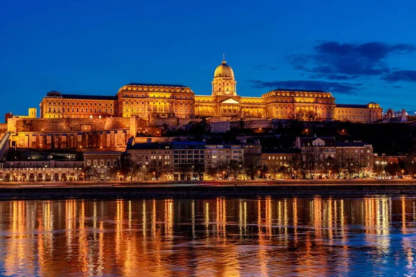 Ungern Budapest Natten Buda Fästning Upplyst Ljus Speglas Vattnet — Stockfoto