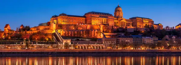 Hongarije Boedapest Nachts Boeda Fort Verlicht Door Lichten Weerspiegeld Het — Stockfoto