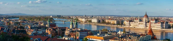 Panoramisch Uitzicht Boedapest Stad Dijk Weerspiegeling Van Gebouwen Het Water — Stockfoto