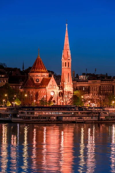 Budapest Natten Kyrka Vid Donau Spegling Nattljus Vattnet Stadslandskap — Stockfoto