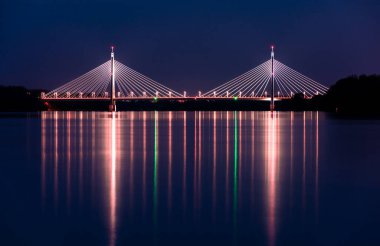 Madieri, Budapeşte 'de kablolu köprü, akşam alacakaranlığı, köprü aydınlatması