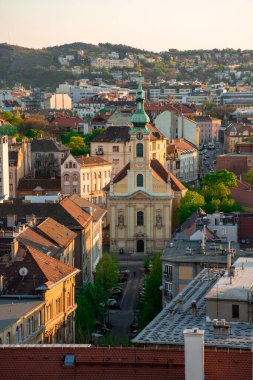 Macaristan, Budapeşte bahar şehri, modern mimarinin arka planına karşı kilise