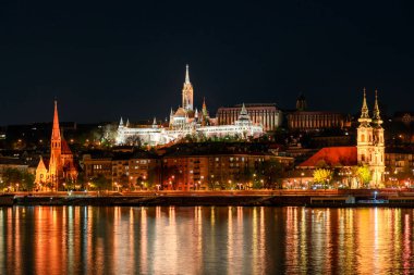 Gece Budapeşte, Balıkçı Kalesi, Gece lambalarının su üzerindeki yansıması, şehir manzarası