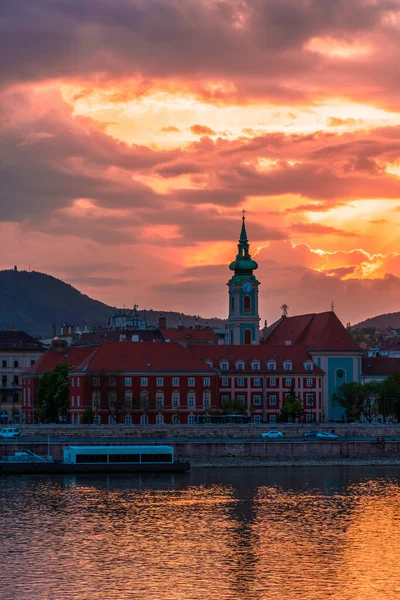 Ungern Våren Stadsbild Budapest Kyrka Bakgrunden Färgglada Solnedgången — Stockfoto