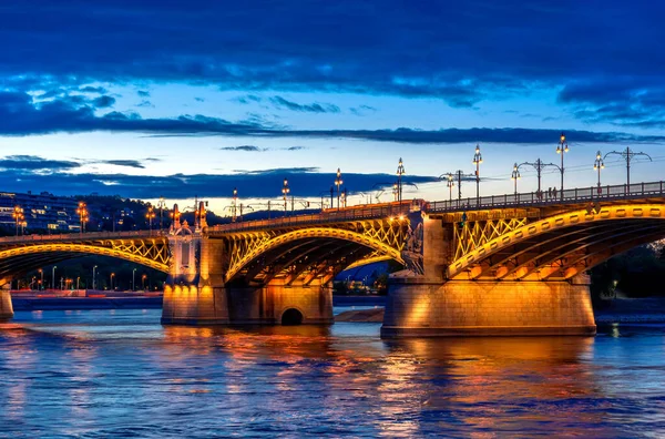 Νύχτα Βουδαπέστη Γέφυρα Margit Πάνω Από Τον Ποταμό Δούναβη Αντανάκλαση — Φωτογραφία Αρχείου
