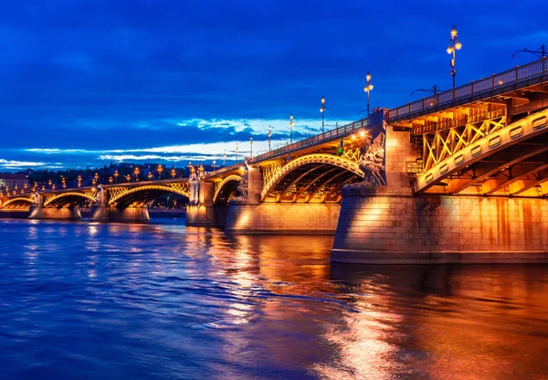 Gece Budapeşte Tuna Nehri Üzerindeki Margit Köprüsü Sudaki Gece Işıklarının — Stok fotoğraf