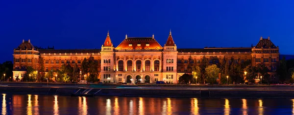 Ungern Budapest Natten Universitetsbyggnad Vid Donaus Strand Spegling Ljus Vattnet — Stockfoto