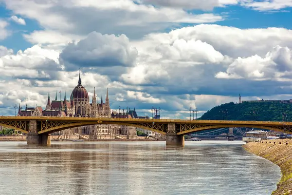Budapest Margaret Bridge Achtergrond Van Het Hongaarse Parlement Stadsgezicht — Stockfoto