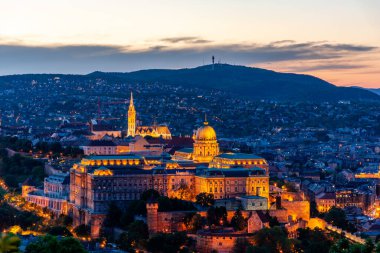 Macaristan, Budapeşte gece görüşü Gellert dağından Buda kalesine, gece şehrine