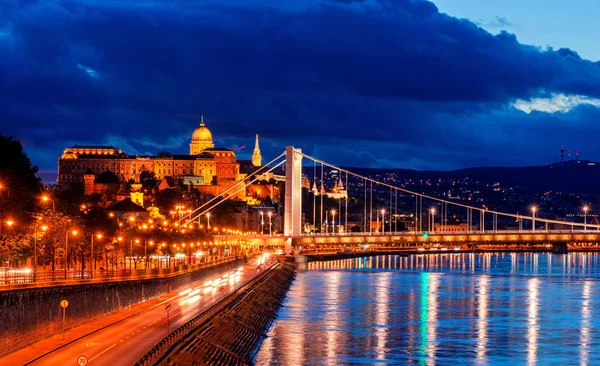 Budapest Natten Erzsebet Bridge Buda Slott Reflektion Nattljus Vattnet — Stockfoto