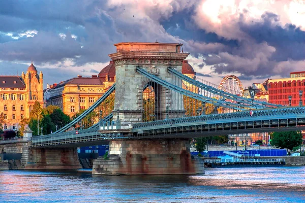 Avond Boedapest Kettingbrug Tegen Achtergrond Van Een Dramatische Hemel Stadsgezicht — Stockfoto