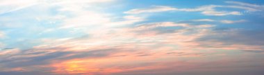 Gün batımında bulutlu güzel gökyüzü, panoramik kodaman. Bulutlu gökyüzünün arka planı. Gökyüzünde uzun ve esnek bulutlar. Arkaplan için uzun bulutlu mavi gökyüzü.