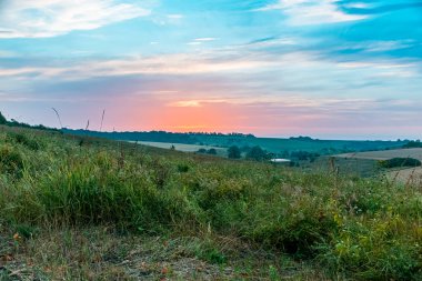 Güzel yaz manzarası, güzel göl manzarası, çayırlar ve yeşil ormanlarla çevrili. Mavi gökyüzü ovanın üzerinde, doğa, arka plan