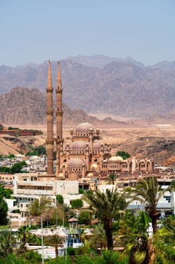 El-Sahaba Camii, Sina Yarımadası 'nın arka planına karşı Sharm El Şeyh' teki dağlara karşı.