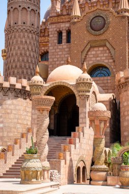 Sharm El Sheikh 'teki Al-Sahaba Camii' nin ana girişi.