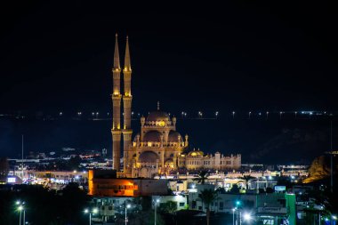 El-Sahaba Camii, Sharm El Sheikh 'te gece gökyüzünün arka planına karşı.