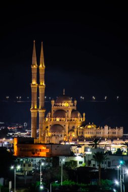El-Sahaba Camii, Sharm El Sheikh 'te gece gökyüzünün arka planına karşı.