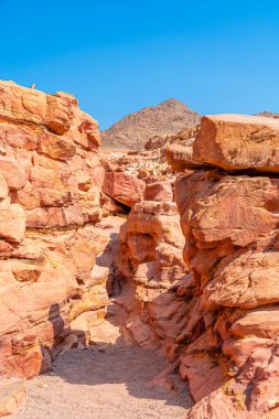 Sina Yarımadası 'ndaki renkli Salam Kanyonu. Güzel kıvrımlı kireçtaşı taşları..