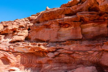 Sina Yarımadası 'ndaki renkli Salam Kanyonu. Güzel kıvrımlı kireçtaşı taşları..