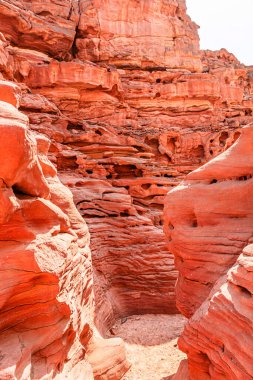 Sina Yarımadası 'ndaki renkli Salam Kanyonu. Güzel kıvrımlı kireçtaşı taşları..