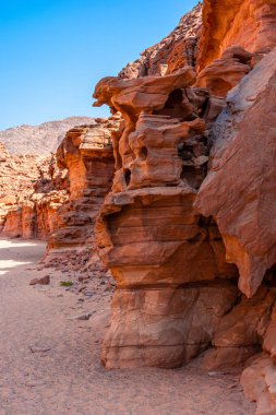 Sina Yarımadası 'ndaki renkli Salam Kanyonu. Güzel kıvrımlı kireçtaşı taşları..