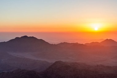 Tur-i Sina 'nın üzerinde gün doğumu, Musa Dağı' nın manzarası.