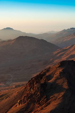 Tur-i Sina 'nın üzerinde gün doğumu, Musa Dağı' nın manzarası.