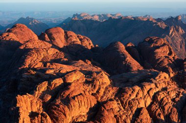 Tur-i Sina 'nın üzerinde gün doğumu, Musa Dağı' nın manzarası.