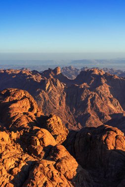 Tur-i Sina 'nın üzerinde gün doğumu, Musa Dağı' nın manzarası.