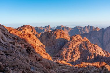 Tur-i Sina 'nın üzerinde gün doğumu, Musa Dağı' nın manzarası.