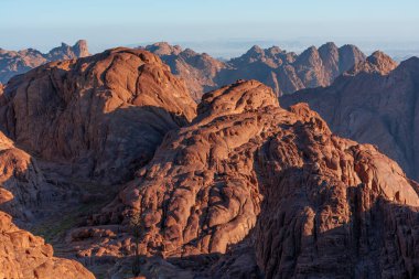 Tur-i Sina 'nın üzerinde gün doğumu, Musa Dağı' nın manzarası.