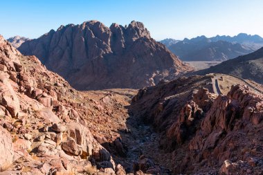 Mısır, Musa Dağı 'na giden yol güneşli bir günde, dağ manzaralı.