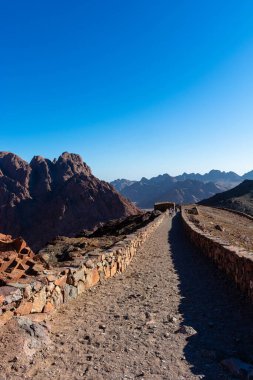 Mısır, Musa Dağı 'na giden yol güneşli bir günde, dağ manzaralı.