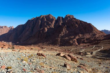 Mısır, Musa Dağı 'na giden yol güneşli bir günde, dağ manzaralı.