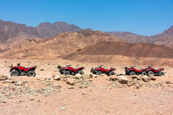 埃及沙漠中石子背景上的一组红色四方 — 图库照片