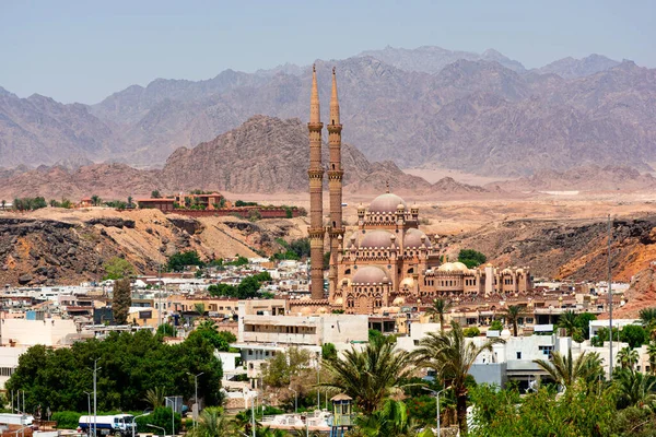 El-Sahaba Camii, Sina Yarımadası 'nın arka planına karşı Sharm El Şeyh' teki dağlara karşı.