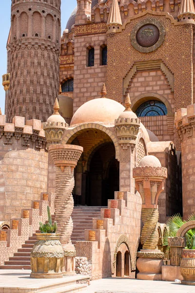 Sharm El Sheikh 'teki Al-Sahaba Camii' nin ana girişi.