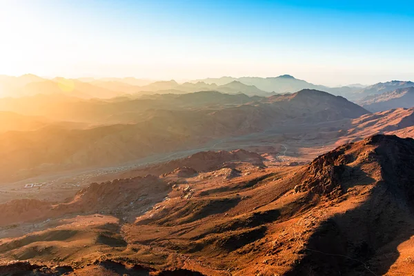 Tur-i Sina 'nın üzerinde gün doğumu, Musa Dağı' nın manzarası.
