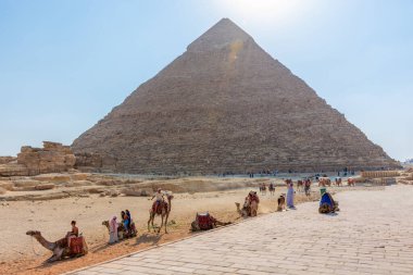 Güneşli bir günde Giza Vadisi 'ndeki piramitlerin manzarası