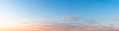 Gün batımında bulutlu mavi gökyüzü, büyük panoramik çekim.