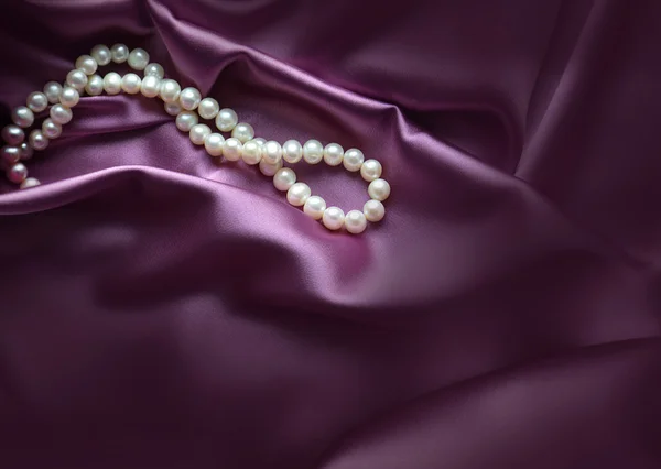 Elegante fondo púrpura con seda y perlas —  Fotos de Stock