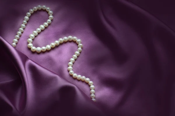 Elegante fondo púrpura con seda y perlas — Foto de Stock