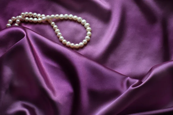 Elegante fondo púrpura con seda y perlas —  Fotos de Stock