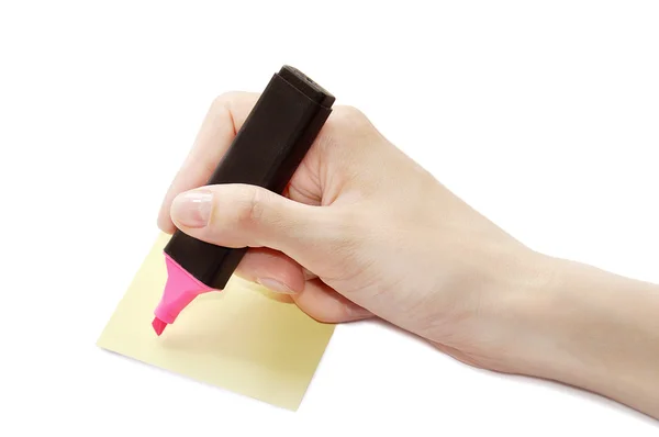 Γυναικείο χέρι είναι έτοιμη για το σχέδιο με δείκτη ροζ και κίτρινο φύλλο σε μια επιφάνεια, απομονώνονται σε λευκό — Φωτογραφία Αρχείου