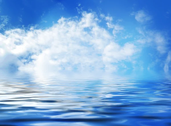 Błękitne niebo z chmurami, odbite w wodzie, tle natura — Zdjęcie stockowe